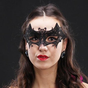 Bat lace mask black