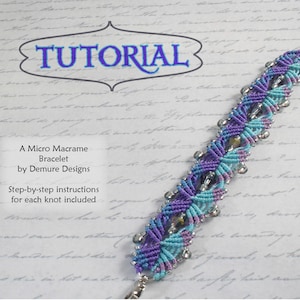Può includere: Un tutorial per realizzare un braccialetto in macramè micro. Il braccialetto è realizzato con filo viola e blu e perline argentate. Il testo "TUTORIAL" è in alto nell'immagine. Il testo "A Micro Macrame Bracelet by Demure Designs" è al centro dell'immagine. Il testo "Step-by-step instructions for each knot included" è in basso nell'immagine.