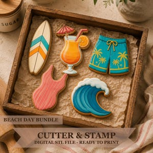 Op de afbeelding: Een set van vijf koekjesvormen en stempels met een surfplank, een tropische cocktail met parasol, een blauwe zwembroek met palmbomen, een roze badpak en een blauwe oceaangolf, aangeduid als een Beach Day Bundle digitaal bestand.