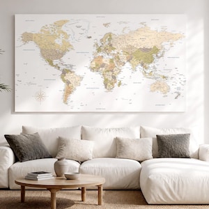 Peut inclure: Une grande impression murale rectangulaire représentant une carte du monde détaillée avec une palette de couleurs douces composée de beige, de brun clair et de vert tendre sur un fond blanc. La carte inclut une rose des vents et du texte.
