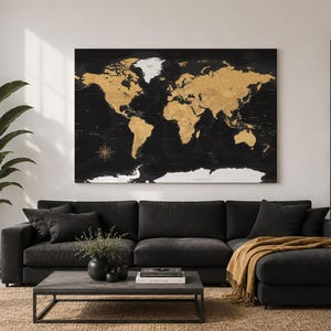 Peut inclure: Une grande carte murale rectangulaire présentant un fond noir avec des continents de couleur dorée et une Antarctique blanche. La carte comprend une rose des vents dans le coin inférieur gauche et est affichée horizontalement sur un mur.