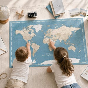 Peut inclure: Une grande carte du monde rectangulaire avec un fond bleu et des continents beiges, portant le texte Map of the World. La carte est entourée de divers objets dont un globe, un appareil photo, des livres, un voilier jouet, des jumelles et un lapin.