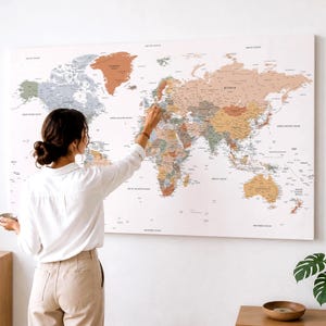 Mapa del mundo con chinchetas: lienzo personalizado para viajes.