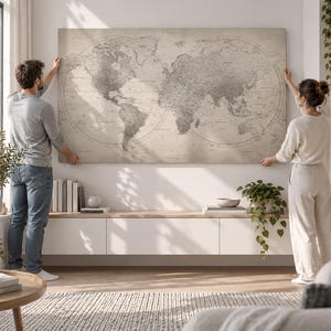 Peut inclure: Une grande décoration murale rectangulaire représentant une carte du monde détaillée dans des tons beige, crème et gris foncé. La carte affiche les continents, les océans et des noms géographiques dans un style vintage avec un cadre circulaire.
