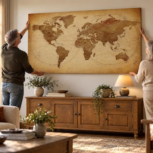 Peut inclure: Une grande œuvre d'art murale rectangulaire représentant une carte du monde de style vintage dans des tons sépia et marron. La carte affiche des contours continentaux détaillés, des noms géographiques et des lignes de latitude sur un fond papier texturé.