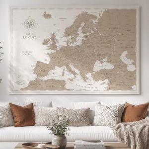 Könnte beinhalten: Eine rechteckige Wandkarte von Europa in neutralen Beige- und Weißtönen. Die Karte zeigt geografische Grenzen, Ländernamen und Gewässer sowie eine Windrose in der oberen linken Ecke mit der Aufschrift Map of Europe.