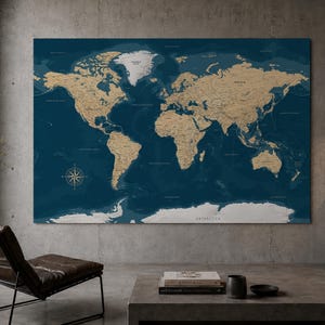 Peut inclure: Une grande décoration murale rectangulaire représentant une carte du monde détaillée avec des terres de couleur beige sur un fond d'océan bleu marine profond. La carte comprend des régions polaires blanches, une rose des vents et des pays.