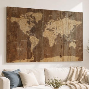 Può includere: Un'opera d'arte murale rettangolare che presenta una mappa del mondo stampata su uno sfondo con venature del legno marrone scuro. La mappa mostra continenti, paesi e oceani in una tonalità beige chiaro, con una rosa dei venti in basso a sinistra.