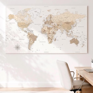Könnte beinhalten: Eine rechteckige Weltkarte für die Wand in neutralen Farben mit beigen und hellbraunen Landmassen auf weißem Hintergrund. Die Karte zeigt deutlich beschriftete Länder, die großen Ozeane und eine dekorative Windrose in der unteren linken Ecke.