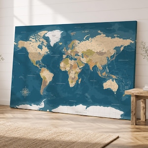 Peut inclure: Une grande impression murale rectangulaire représentant une carte du monde détaillée. Les continents sont représentés dans des tons de beige et de brun clair sur un fond océanique bleu profond. Une rose des vents est visible dans le coin inférieur gauche, et le texte Antarctica est imprimé le long du bord inférieur.