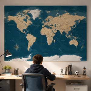 Può includere: Una grande mappa murale rettangolare con uno sfondo oceanico blu scuro e continenti color marrone chiaro. La mappa mostra etichette geografiche per paesi e regioni, con una rosa dei venti nell'angolo in basso a sinistra e l'Antartide in basso.