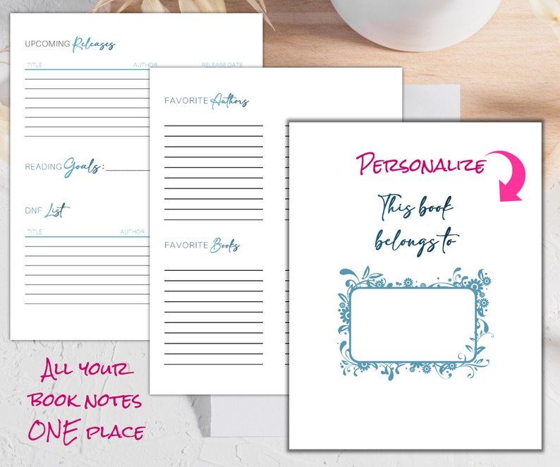 Pu&ograve; includere: Un tracker di libri stampabile con sezioni per le uscite imminenti, gli obiettivi di lettura, l'elenco DNF, gli autori preferiti e i libri preferiti. Il testo "All Your Book Notes One Place" &egrave; in fondo alla pagina. La seconda pagina presenta un design floreale con uno spazio vuoto per la personalizzazione con il testo "Personalizza Questo libro appartiene a".