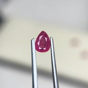Rubí natural de Mozambique, 0,65 quilates, talla pera facetada, sin tratamiento térmico, gema para la fabricación de joyas.