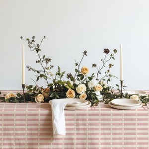 Mantel a rayas rosa crema, mantel geométrico en tono rubor, mantelería con estampado lineal retro, decoración de comedor en tonos pastel suaves.