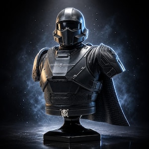 Puede incluir: Un busto negro de un soldado futurista con casco y visera, armadura de pecho con un pequeño emblema de calavera, hombreras y una capa texturizada. La figura está montada sobre una base de pedestal negra con una hebilla de cinturón de calavera.