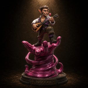 Könnte beinhalten: Eine Figur namens Bard Alwin, die auf einem wirbelnden, magentafarbenen, handförmigen Sockel steht. Die Figur hat spitze Ohren, hält eine Laute und hat eine Rose im Mund. Sie trägt eine violette Weste, ein weißes Hemd und eine braune Hose.