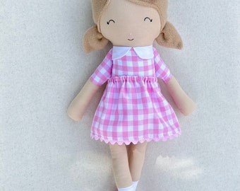 Handgemachte Stoffpuppe Puppe in rosa Gingham Kleid