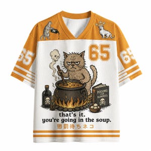 Könnte beinhalten: Ein weiß-oranges V-Ausschnitt-Trikot mit einer Grafik einer Katze, die in einem Kessel rührt, aus dem ein totenkopfförmiger Dampf aufsteigt. Der Text lautet "that's it. you're going in the soup." und "POISONS FOR DUMMIES" auf einem Buch, mit der Zahl 65.