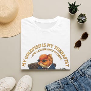 Camiseta "Mi pez dorado es mi terapeuta" | Camiseta divertida de pez dorado | Regalo adorable para amantes de los peces | Camiseta para dueños de acuarios | Camiseta con estampado de pez elegante