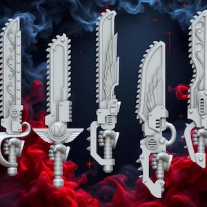 Könnte beinhalten: Fünf hellgraue Miniatur-Kettenschwerter, jedes gehalten von einer mechanischen Hand. Die Klingen zeigen verschiedene Designs wie Schnörkel, ein geflügeltes Emblem mit der römischen Ziffer IX und Flügelmotive, alle mit gezackten Kanten und Griffen.