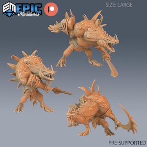 Pode incluir: Três figuras em miniatura de resina castanho-claro sem pintura, representando criaturas reptilianas com costas espinhosas, constituição musculosa e dentes afiados. Cada figura segura uma lâmina curva. O texto "EPIC Miniatures", "SIZE: LARGE" e "PRE-SUPPORTED" é visível.