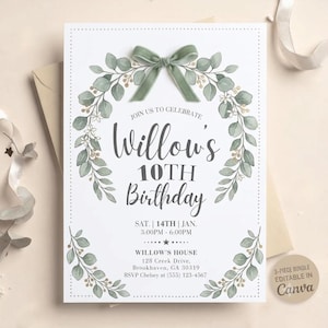 Peut inclure: Une carte d'invitation d'anniversaire blanche avec une couronne d'eucalyptus aquarelle verte et un nœud en velours vert sauge sur le dessus. Le texte indique : JOIN US TO CELEBRATE Willow's 10TH Birthday SAT. 14TH JAN. 3:00PM - 6:00PM WILLOW'S HOUSE 128 Creek Drive, Brookhaven, GA 30319 RSVP Chelsey at (555) 123-4567.