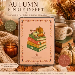 Puede incluir: Una funda transparente para Kindle con un inserto de color melocotón que muestra una ilustración de cuatro libros apilados con calabazas encima. El borde presenta hojas y bayas otoñales. El texto dice AUTUMN KINDLE INSERT, THE EXCLUSIVE EDIT y kindle.