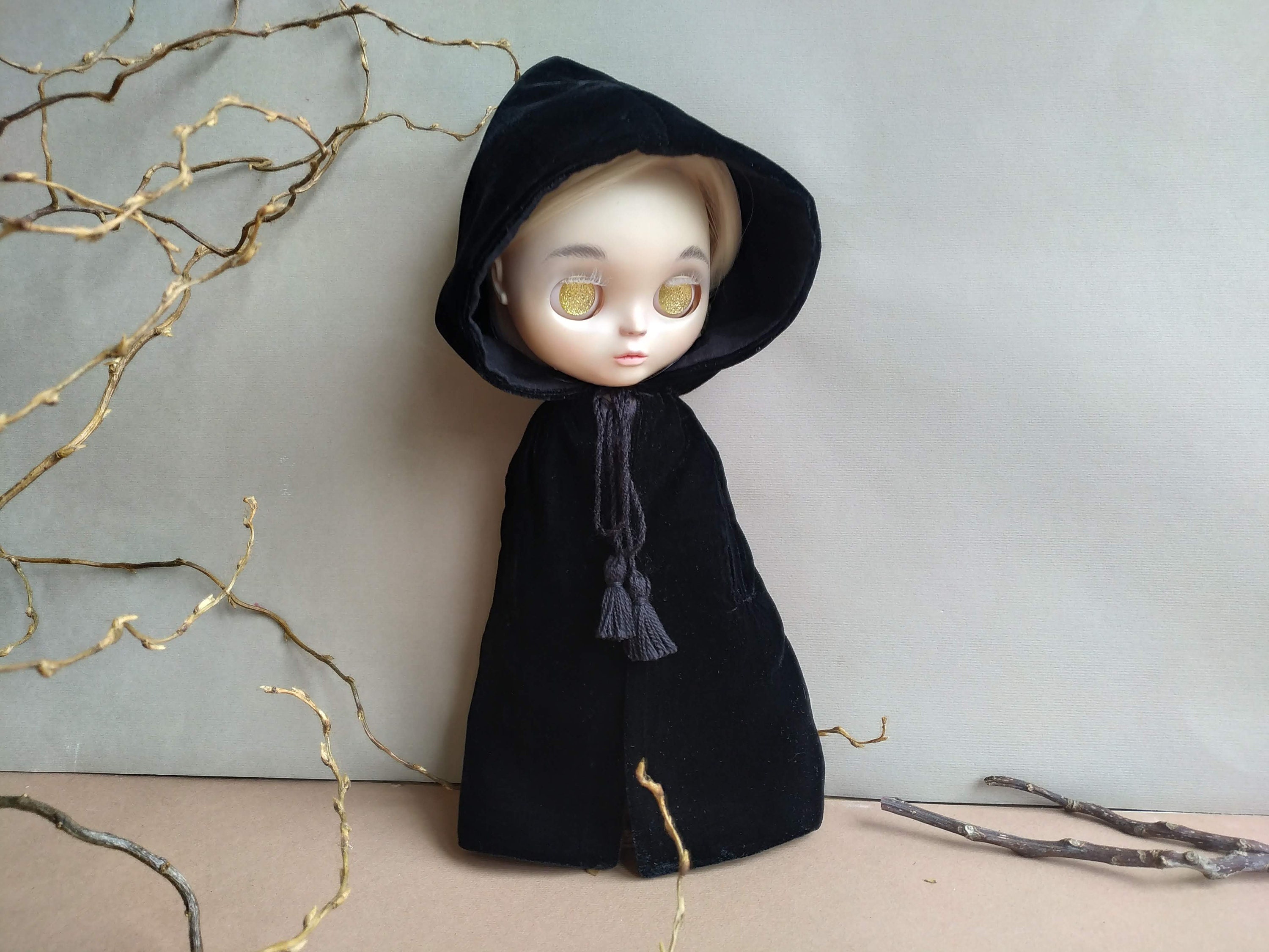 il_fullxfull.5375370870_5vl4.jpg Blythe Doll Goth Cape main image 0