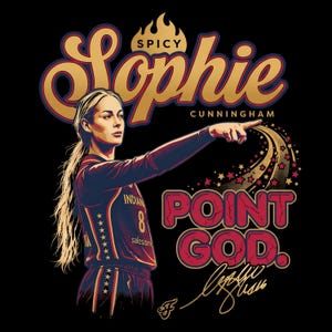 Può includere: Un'illustrazione grafica di una giocatrice di basket che indossa una maglia scura con il numero 8, che punta in avanti. Il testo recita Spicy Sophie Cunningham e Point God, con una firma stilizzata sotto su sfondo nero.