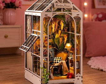 Kit para montar cantinho de leitura em casinha de jardim com luz LED, estante em miniatura e decoração 3D em madeira, ideal para adultos.