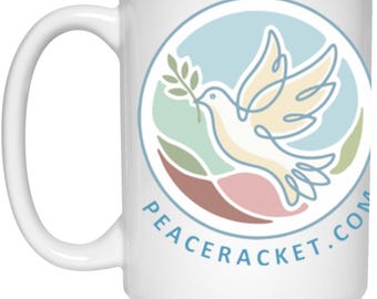 Taza de cerámica "Peace Racket" de 443 ml / Taza de café con cita antibélica / Regalo para activistas por la paz / Taza de cerámica "La guerra es un negocio"