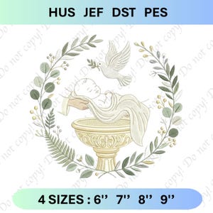 Può includere: Un disegno per ricamo che mostra un bambino sopra un fonte battesimale, circondato da una corona circolare di foglie verdi e piccole bacche. Una colomba bianca con un ramoscello d'ulivo vola sopra. Testo: HUS JEF DST PES e 4 SIZES : 6" 7" 8" 9".