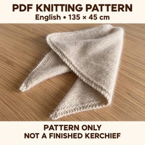 Peut inclure: Un patron de tricot PDF pour un foulard mesurant 135 x 45 cm. L'image affiche le texte PDF KNITTING PATTERN, English 135 x 45 cm, et PATTERN ONLY NOT A FINISHED KERCHIEF. Un foulard triangulaire en tricot de couleur beige est présenté.