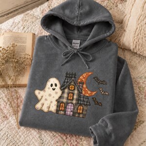 Patchwork bloemen spook Halloween hoodie, Moon Bats spookhuis T-shirt