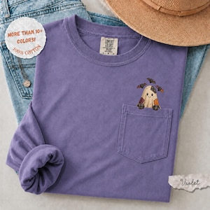 T-shirt a maniche lunghe con taschino e ricamo patchwork di fantasmi e pipistrelli Comfort Colors®, 100% cotone