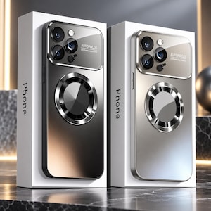 Puede incluir: Dos teléfonos inteligentes en cajas rectangulares blancas etiquetadas como Phone. Los dispositivos presentan un acabado metálico, un módulo de cámara de triple lente con el texto AUTOFOCUS Ultimate Experience y un anillo magnético circular.