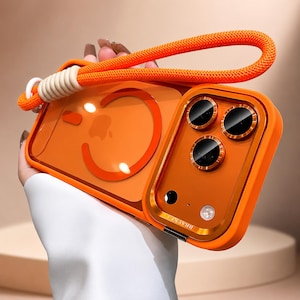 Op de afbeelding: Een feloranje smartphonehoesje met een doorschijnende achterkant, een cirkelvormige magnetische ring en een bijpassend oranje polsbandje. Het hoesje heeft een verhoogde cameramodule met drie lenzen en een metallic oranje frame.