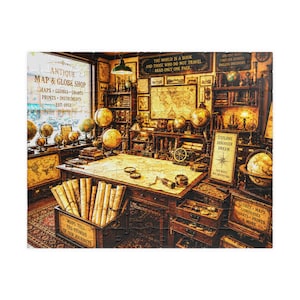 Puede incluir: Un rompecabezas que representa el interior de una tienda de mapas y globos terráqueos antiguos. La escena muestra un gran escritorio cubierto de mapas, estantes llenos de globos, pergaminos enrollados en una caja de madera y letreros que dicen "Antique Map & Globe Shop" y "The world is a book and those who do not travel read only one page."