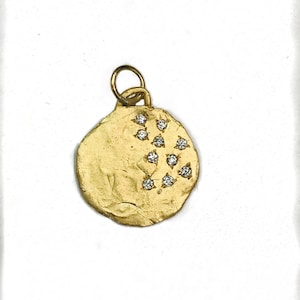 Disco de moneda de oro, colgante de diamantes hecho a mano en oro amarillo de 14 quilates.