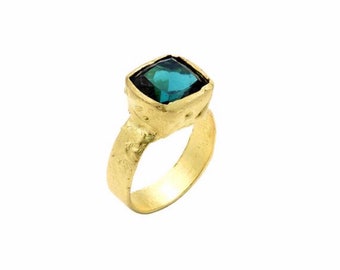 18K Yellow Gold Ring with Peridot