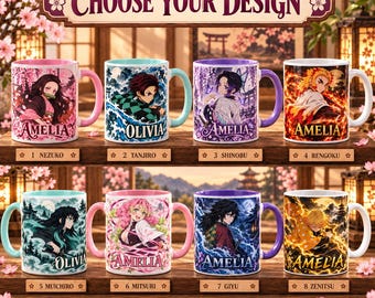 Puede incluir: Ocho tazas de cerámica dispuestas en dos filas, cada una con una ilustración única de un personaje de anime y un nombre personalizado. Los diseños incluyen a Nezuko, Tanjiro, Shinobu, Rengoku, Muichiro, Mitsuri, Giyu y Zenitsu con colores vivos.