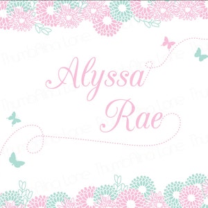 K&ouml;nnte beinhalten: Ein wei&szlig;er Hintergrund mit einem rosa floralen Rand und Schmetterlingen. Der Text "Alyssa Rae" ist in rosa Kursivschrift geschrieben.