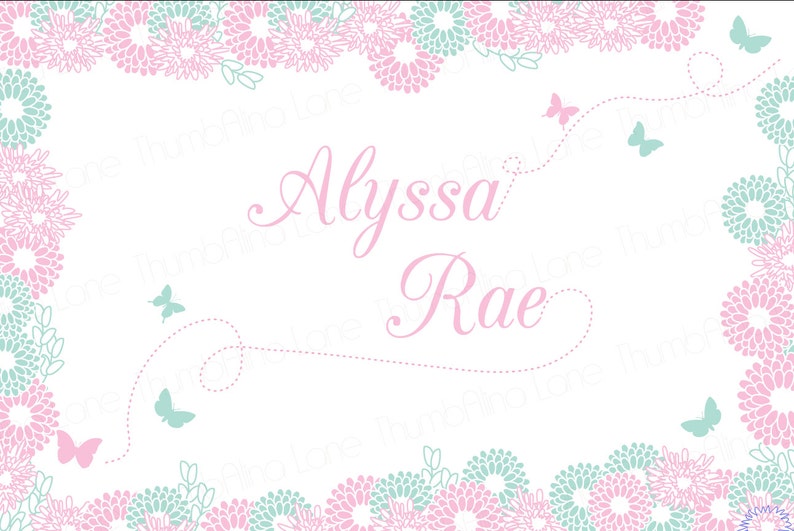 K&ouml;nnte beinhalten: Ein wei&szlig;er Hintergrund mit einem rosa floralen Rand und Schmetterlingen. Der Text "Alyssa Rae" ist in rosa Kursivschrift geschrieben.