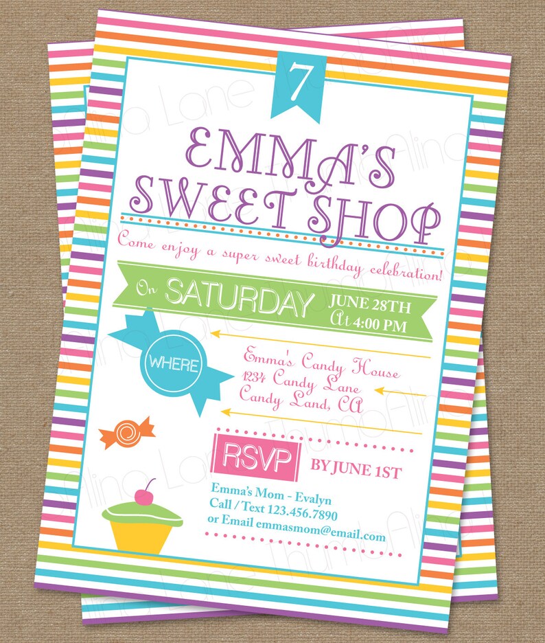 Puede incluir: Una invitaci&oacute;n colorida para una fiesta de cumplea&ntilde;os para un ni&ntilde;o de 7 a&ntilde;os. La invitaci&oacute;n est&aacute; decorada con rayas coloridas y gr&aacute;ficos con tem&aacute;tica de dulces. El texto dice "Emma's Sweet Shop" e incluye detalles sobre la fiesta, incluida la fecha, la hora y la ubicaci&oacute;n. Tambi&eacute;n se incluye informaci&oacute;n de RSVP.