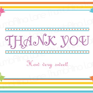 Puede incluir: Una tarjeta de agradecimiento a rayas de colores con decoraciones con tem&aacute;tica de dulces y el texto "THANK YOU" en morado y "How very sweet!" en rosa.