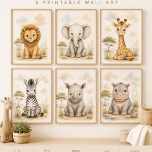 Könnte beinhalten: Sechs druckbare Wandbilder mit dem Titel SAFARI ANIMALS 6 PRINTABLE WALL ART, die Illustrationen eines Löwen, Elefanten, einer Giraffe, eines Zebras, eines Nashorns und eines Flusspferds in einer Savannenlandschaft mit Bäumen zeigen.