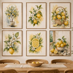 Op de afbeelding: Een set van zes ingelijste aquarel wandkunstprints met citroenbomen, takken met bloesems, een gevlochten mand vol citroenen en schalen met citrusvruchten in tinten geel, groen en wit op een lichte achtergrond.