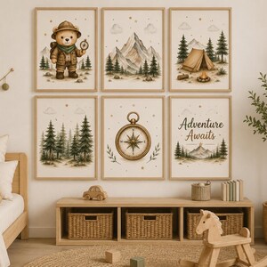 Könnte beinhalten: Ein Set aus sechs gerahmten Wandbildern mit Camping-Motiven. Die Illustrationen zeigen einen Bären als Entdecker, Berggipfel, ein Zelt mit Lagerfeuer, einen Nadelwald, einen alten Kompass sowie den Schriftzug Adventure Awaits über einem Gebirge.