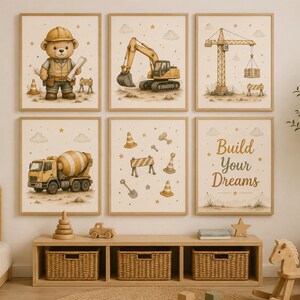 Könnte beinhalten: Ein Set aus sechs gerahmten Wandbildern mit Baustellenthemen in neutralen Farben. Die Bilder zeigen einen Bären mit Bauhelm, einen Bagger, einen Kran, einen Betonmischer, Werkzeuge und den Schriftzug Build Your Dreams in Braun.