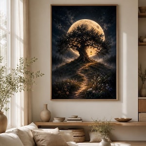 Könnte beinhalten: Ein gerahmter Wandkunstdruck, der einen großen, dunklen Baum vor einem massiven, leuchtenden Vollmond zeigt. Ein gewundener Pfad führt einen grasbewachsenen Hügel hinauf zu dem Baum, an dessen Ast eine kleine, beleuchtete Laterne hängt.